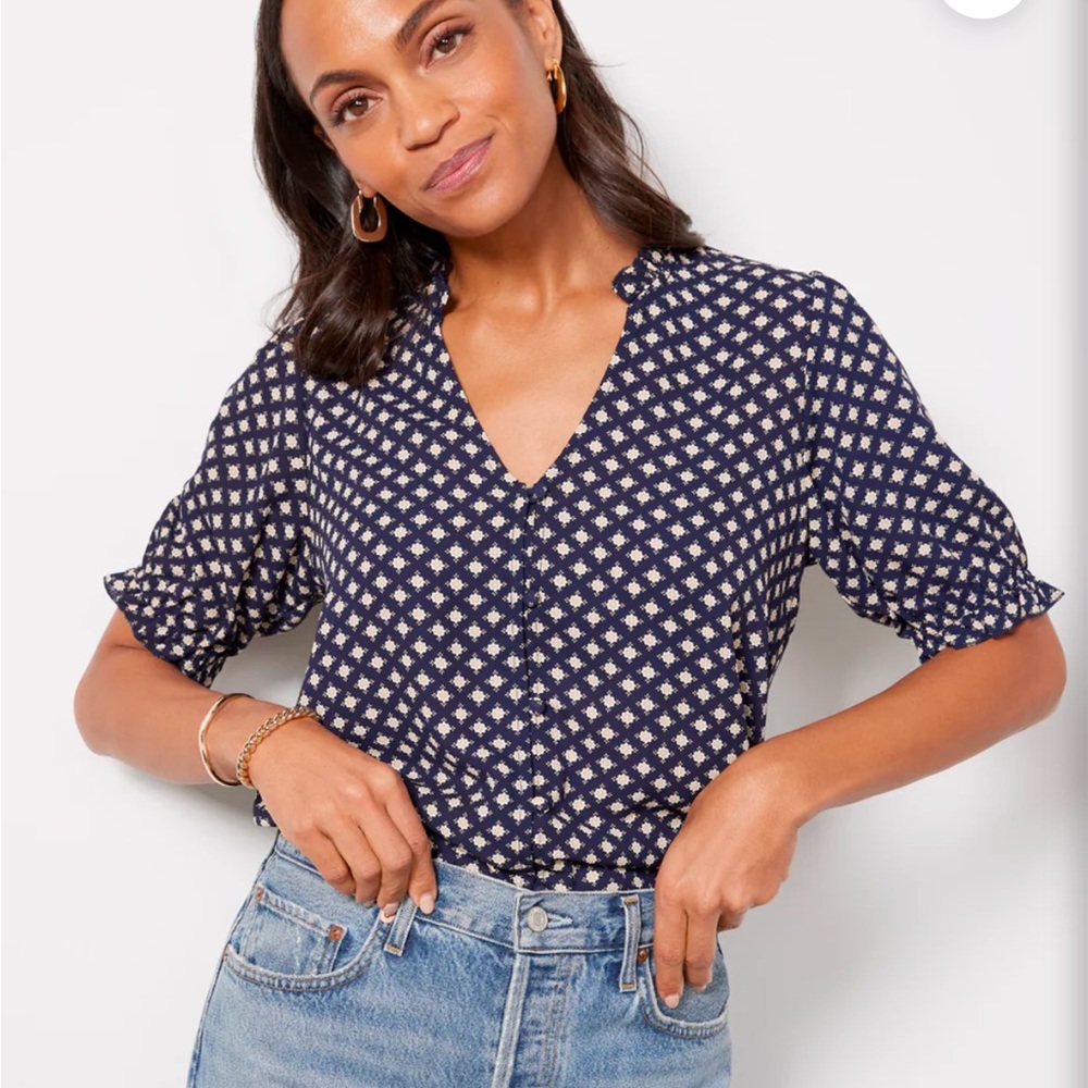 Like new, worn once. Sanctuary navy blouse. Size M